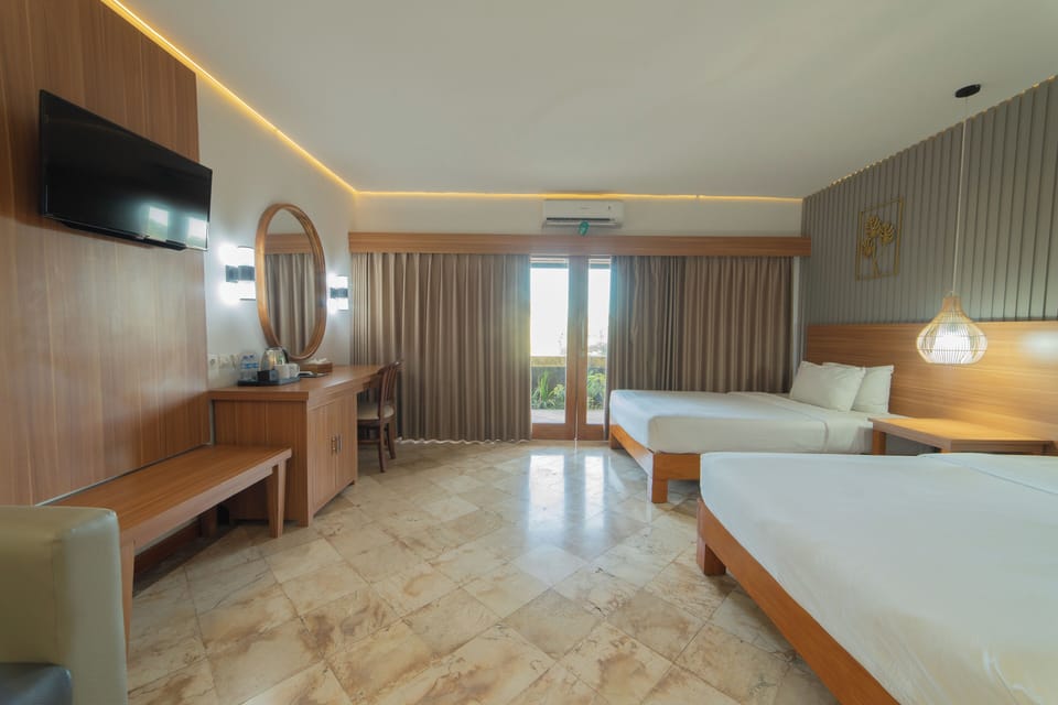 Bungalow | Desk, bed sheets