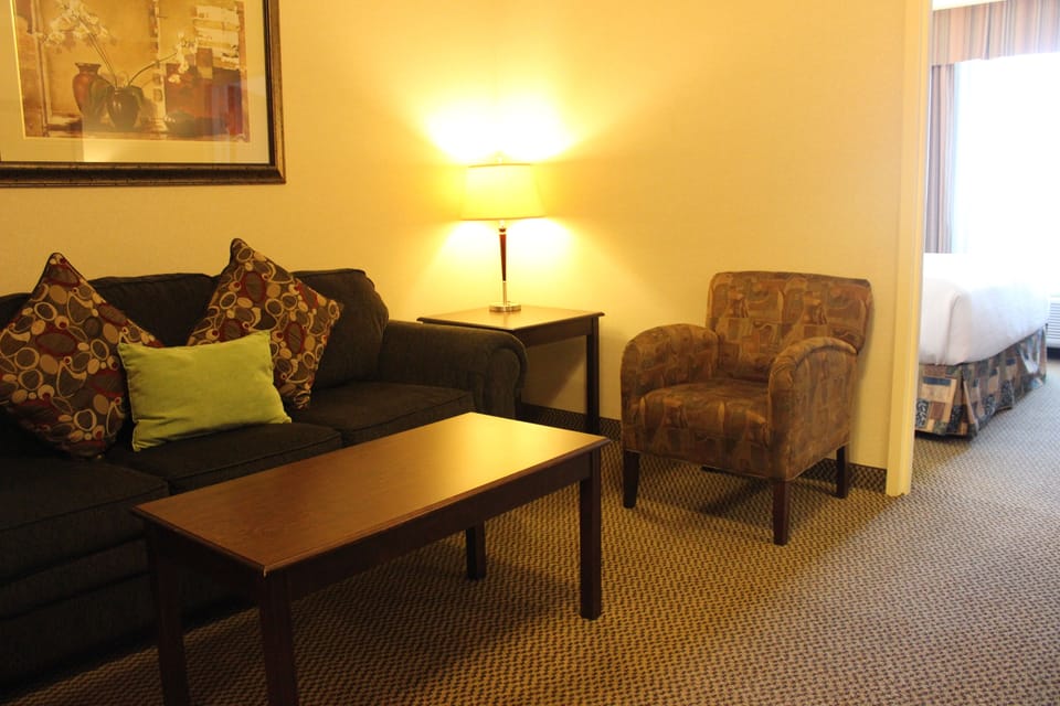 Room, 1 King Bed | Living room | Flat-screen TV
