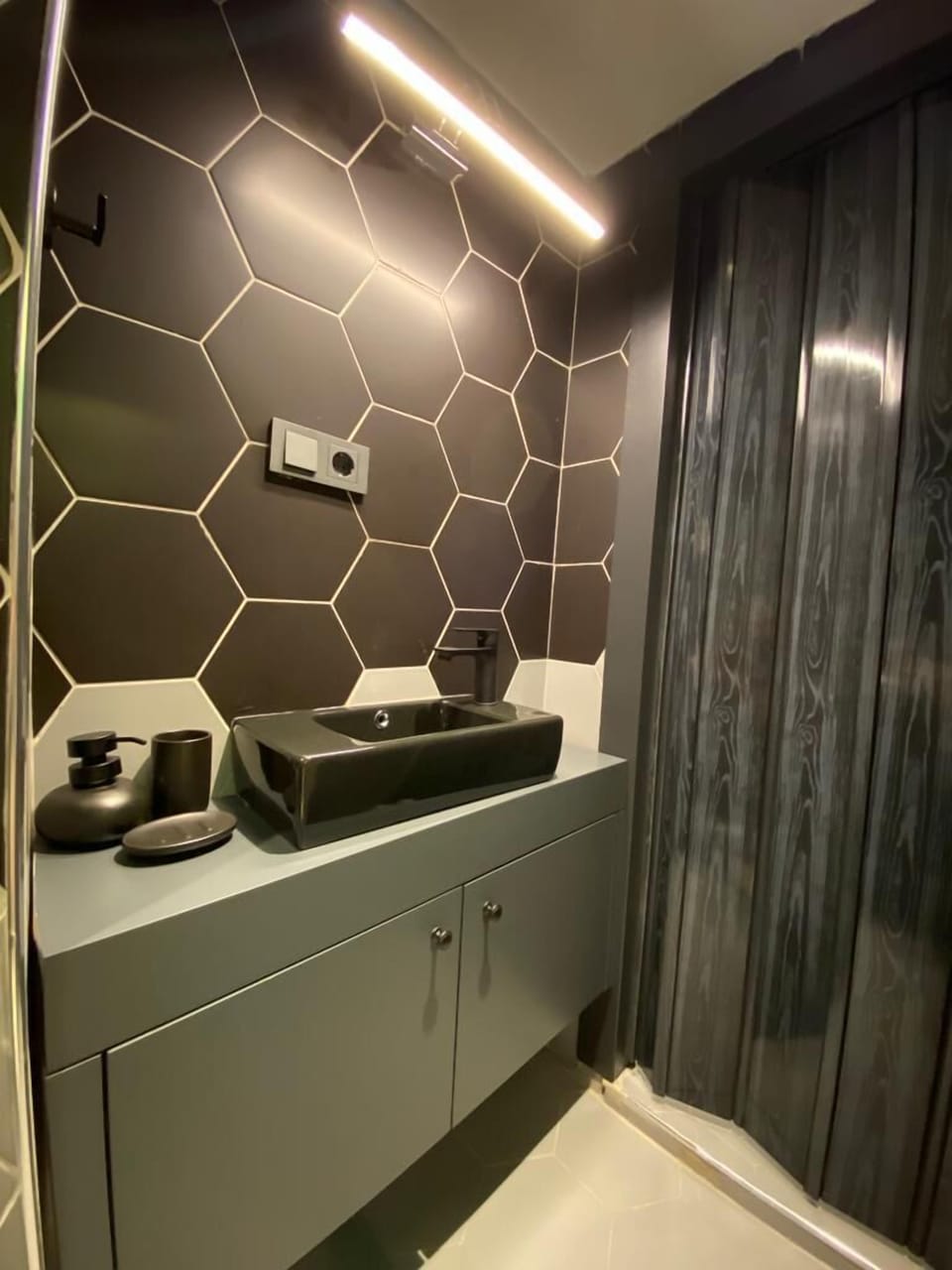 Economy Room | Bathroom | Shower, hydromassage showerhead, free toiletries, hair dryer