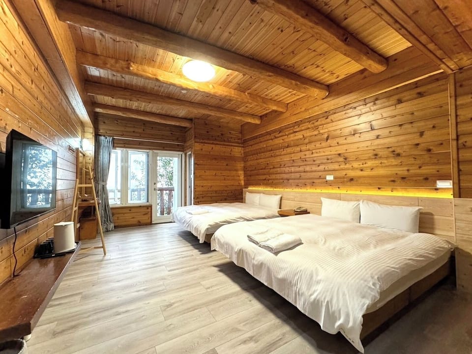 Deluxe Quadruple Room | Desk, blackout drapes, free WiFi, bed sheets