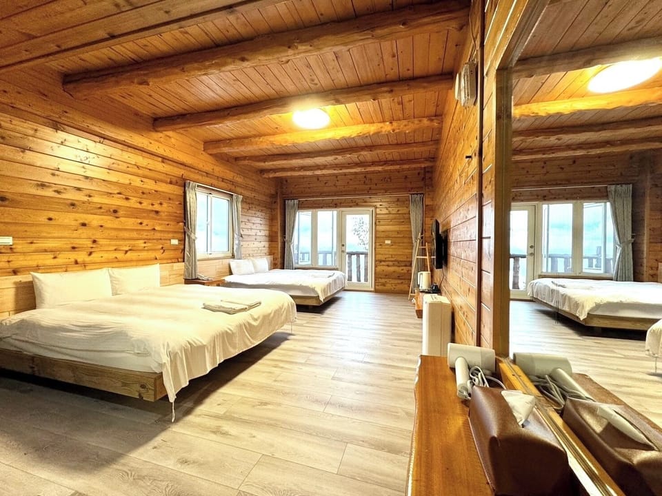 Deluxe Quadruple Room | Desk, blackout drapes, free WiFi, bed sheets