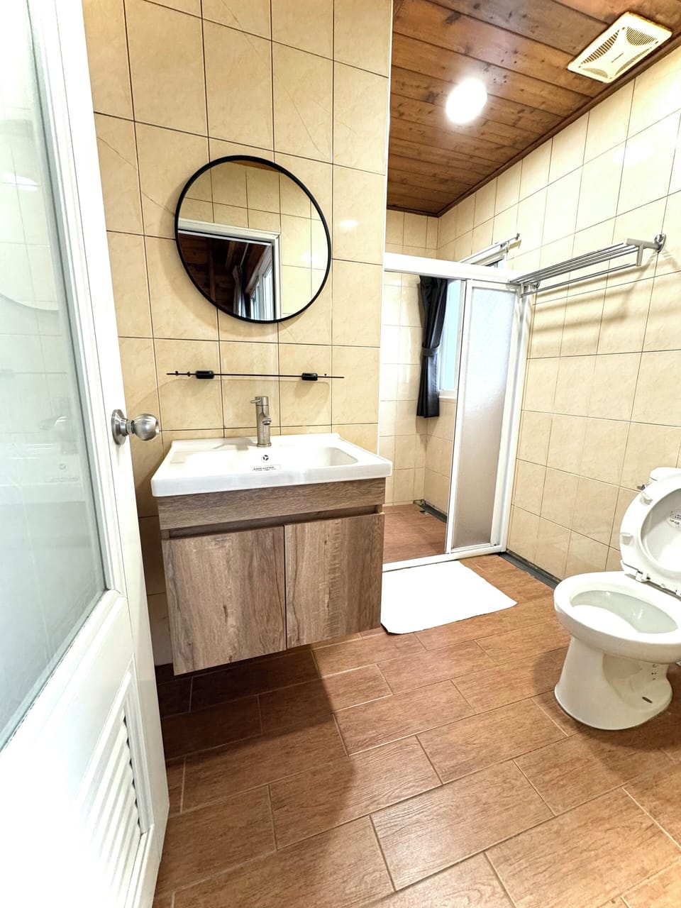 Deluxe Quadruple Room | Bathroom | Shower, hair dryer, towels, shampoo