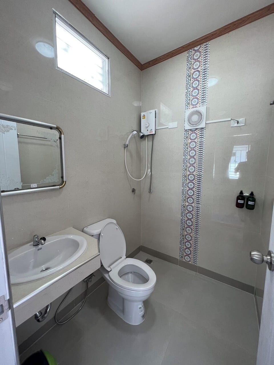 New Deluxe Twin Room | Bathroom | Bidet, towels