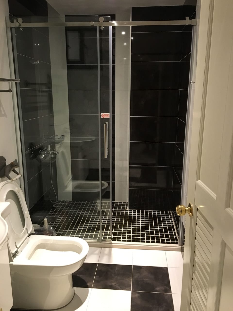 Quadruple Room | Bathroom | Shower, rainfall showerhead, free toiletries, hair dryer