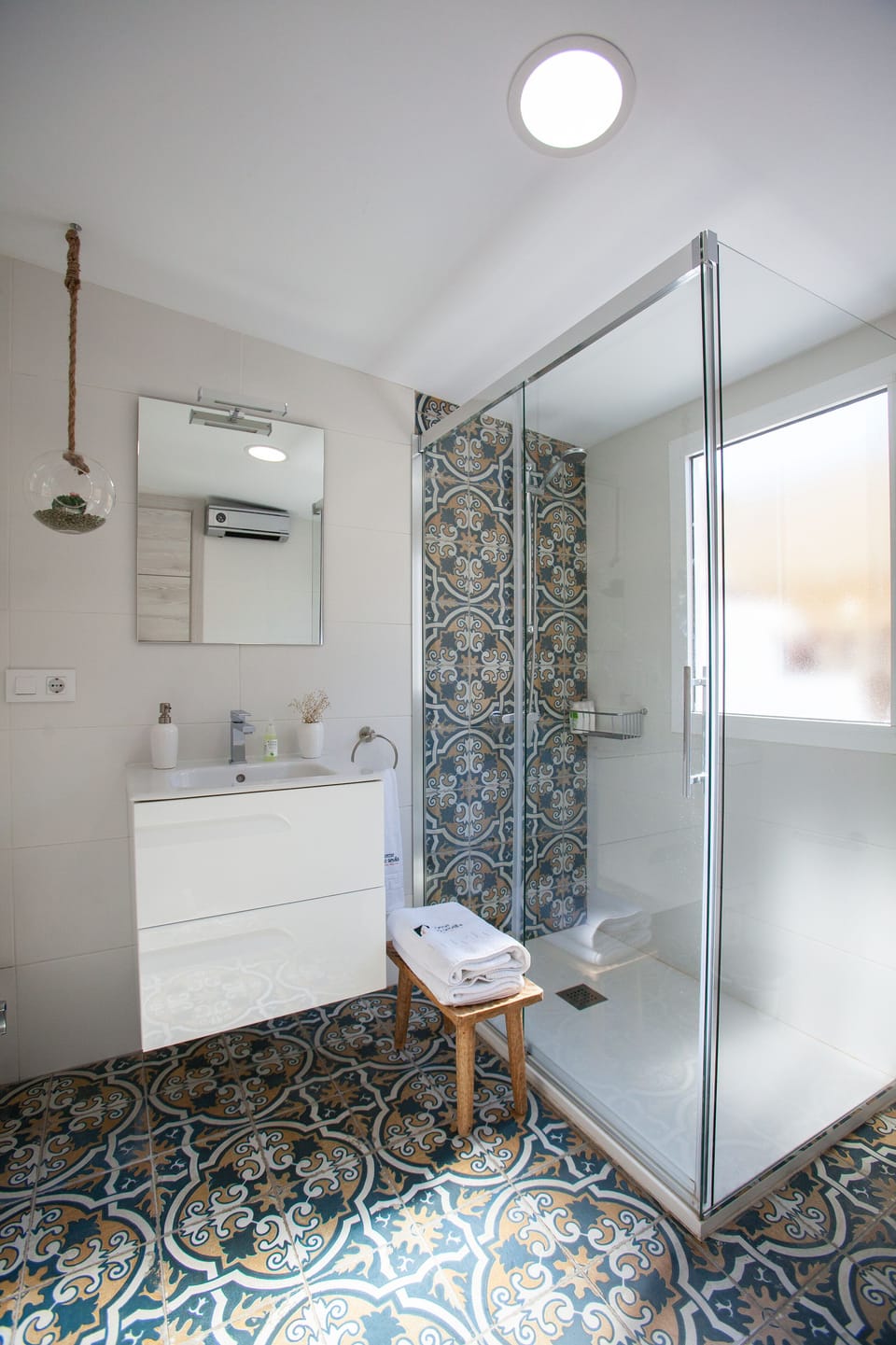 Arenal Suites Olehousing SCT | Bathroom | Shower, hair dryer, towels, soap