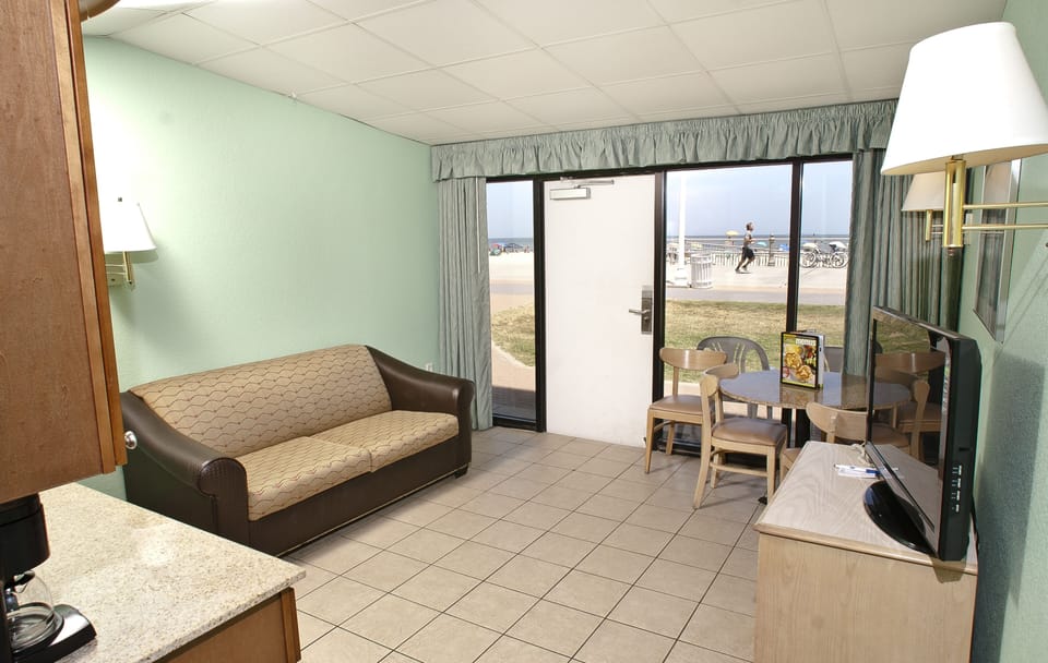 Deluxe Room, 2 Double Beds, Ocean View | Living area | TV