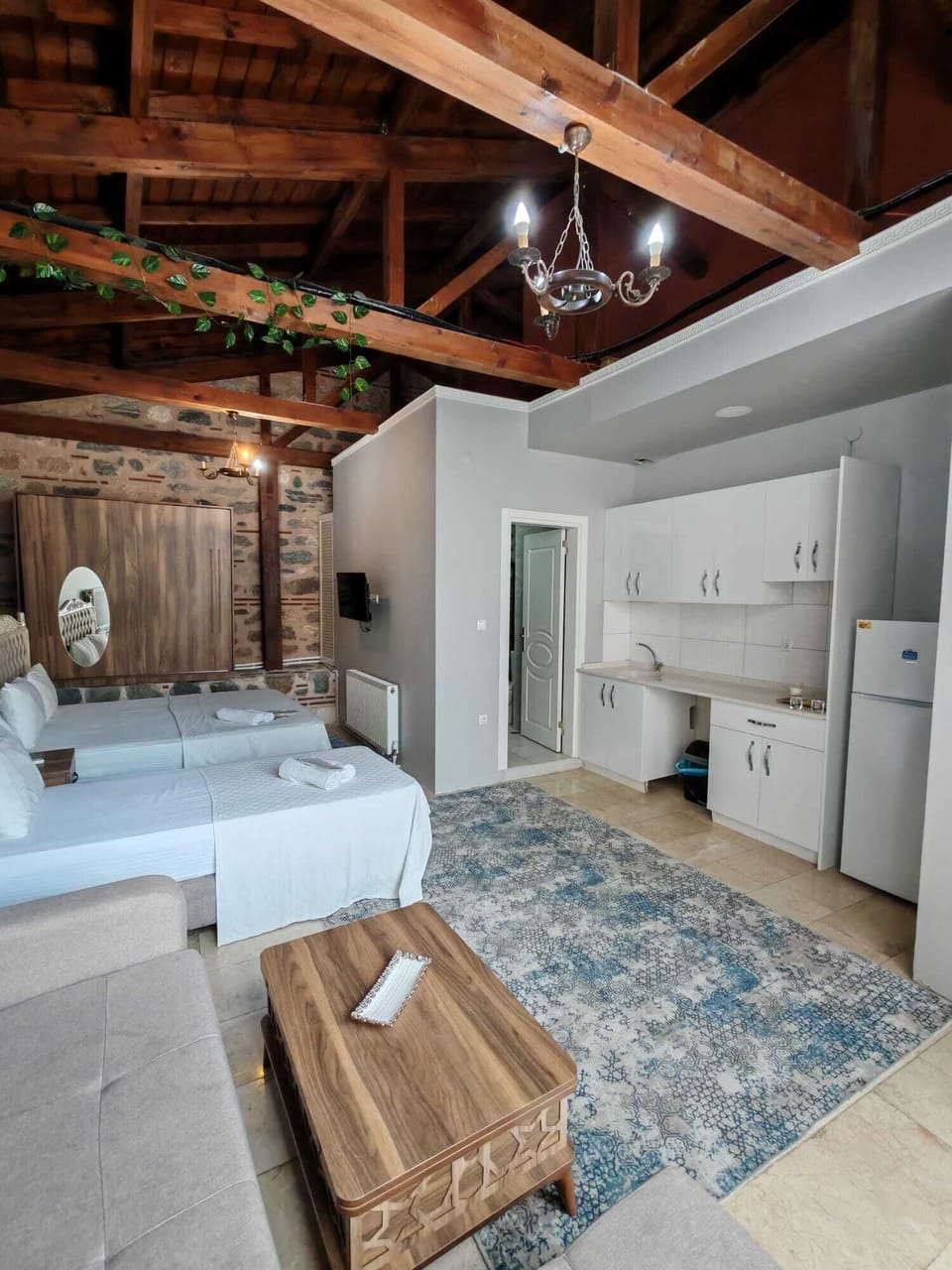 Deluxe Tree House | Minibar, in-room safe, desk, laptop workspace