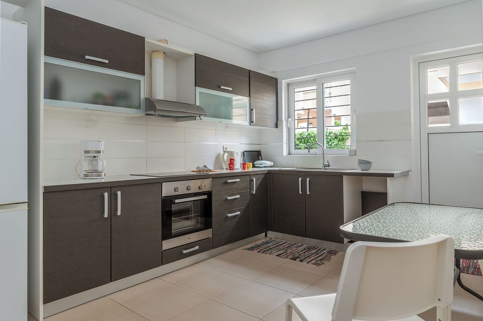 Fridge, oven, stovetop, coffee/tea maker