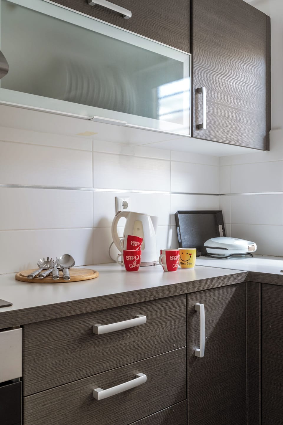 Fridge, oven, stovetop, coffee/tea maker