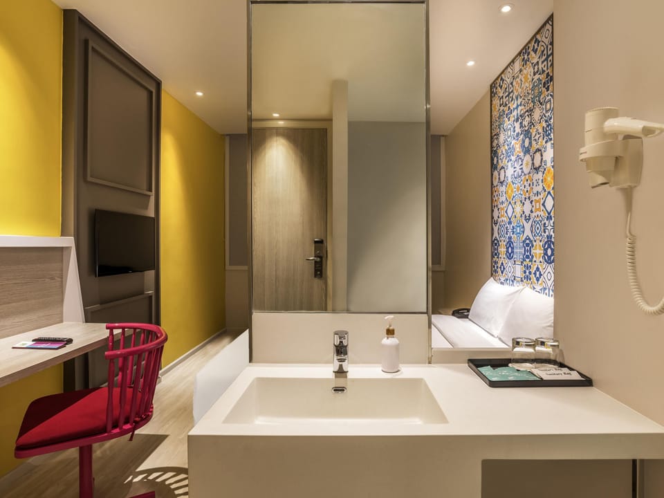 Standard Room, 1 Double Bed | Minibar, in-room safe, desk, blackout drapes