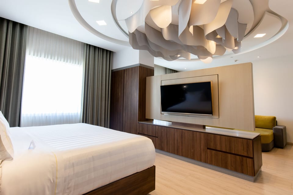 Junior Room, 1 King Bed | In-room safe, desk, laptop workspace, soundproofing