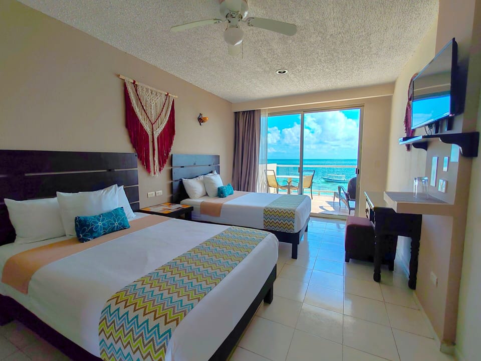 Habitación Premium, Vista al Mar | In-room safe, desk, bed sheets