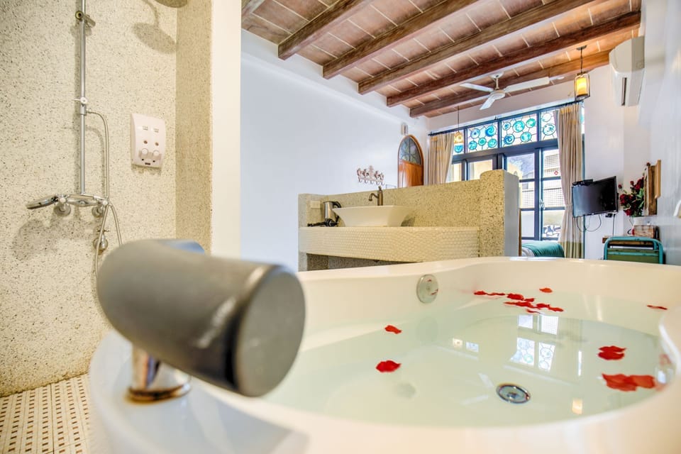 Grand Double Room | Individually furnished, desk, blackout drapes, soundproofing