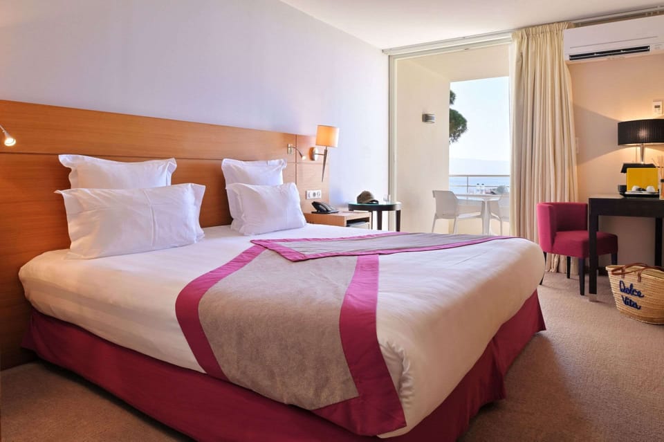 Chambre Double Privilège Vue Mer | Minibar, in-room safe, desk, blackout drapes