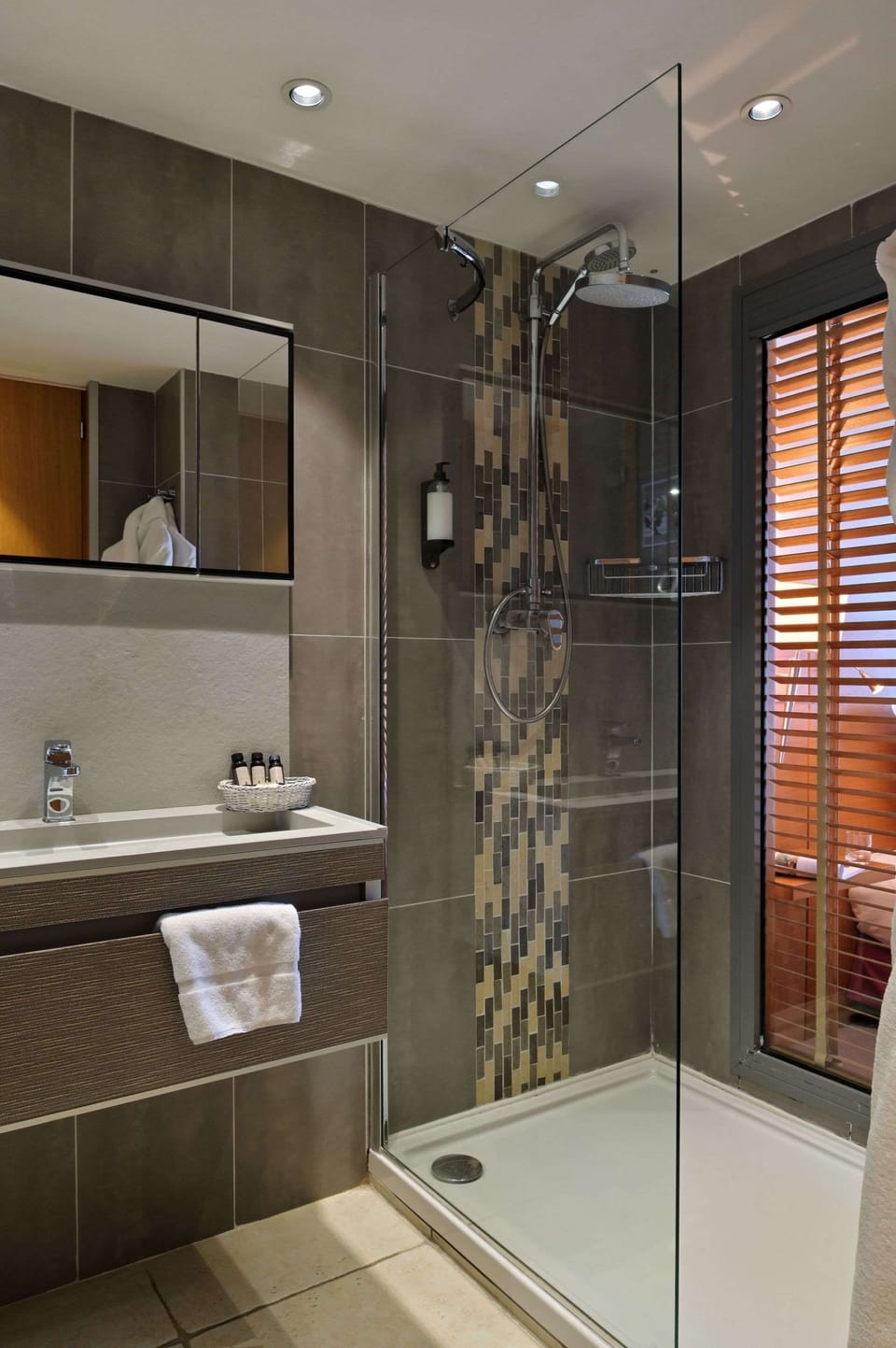 Chambre Double Privilège Vue Mer | Bathroom | Free toiletries, hair dryer, bathrobes, slippers