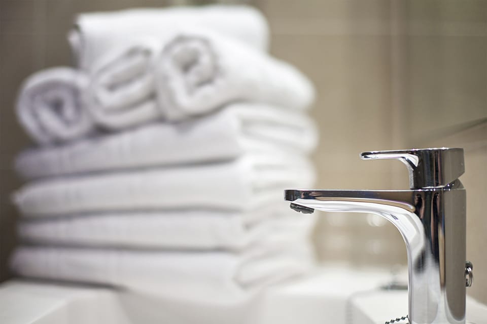 Combined shower/tub, rainfall showerhead, hair dryer, towels