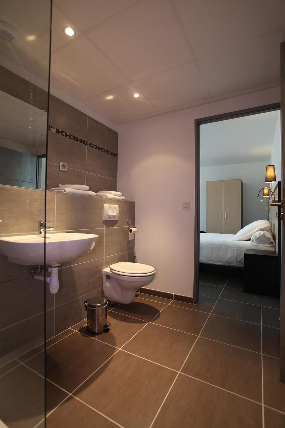 Rainfall showerhead, free toiletries, hair dryer (on request), towels