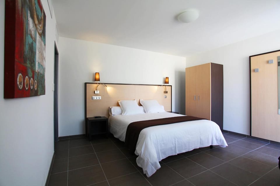 Premium bedding, desk, soundproofing, cribs (free)