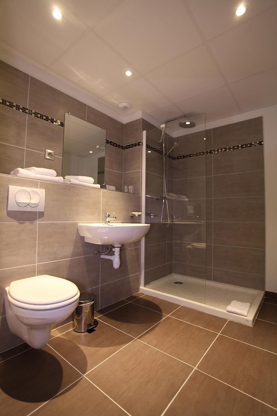 Rainfall showerhead, free toiletries, hair dryer (on request), towels