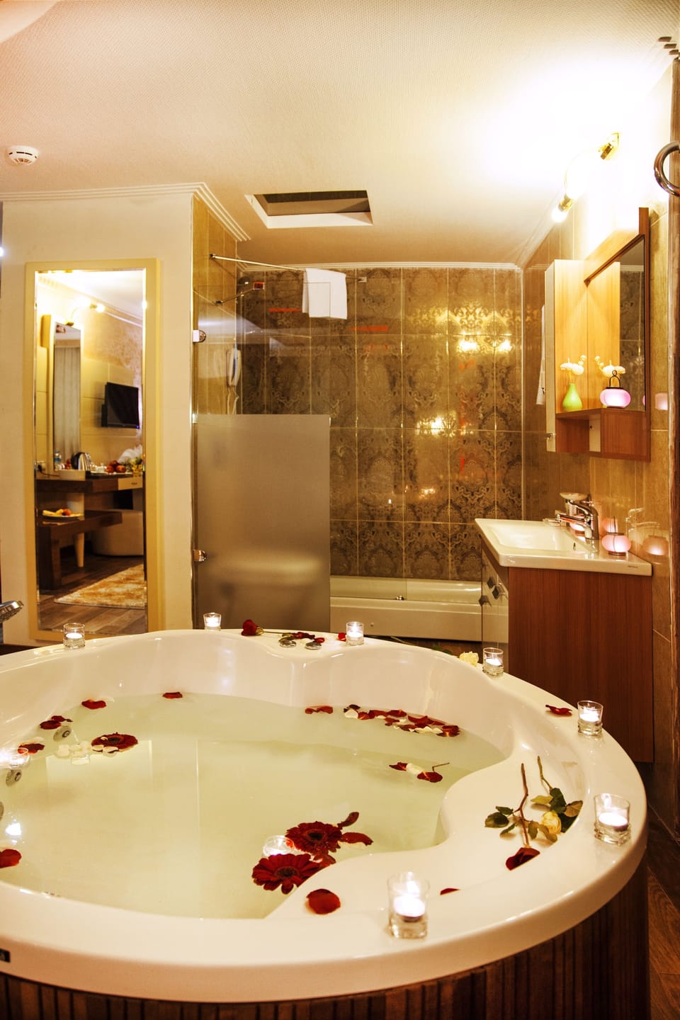 Deluxe Suite, Jetted Tub | Bathroom | Free toiletries, hair dryer, slippers, towels