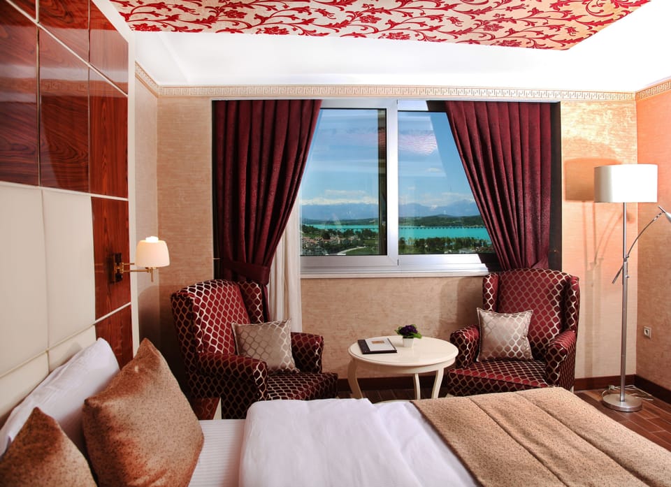 Egyptian cotton sheets, premium bedding, minibar (some free items)