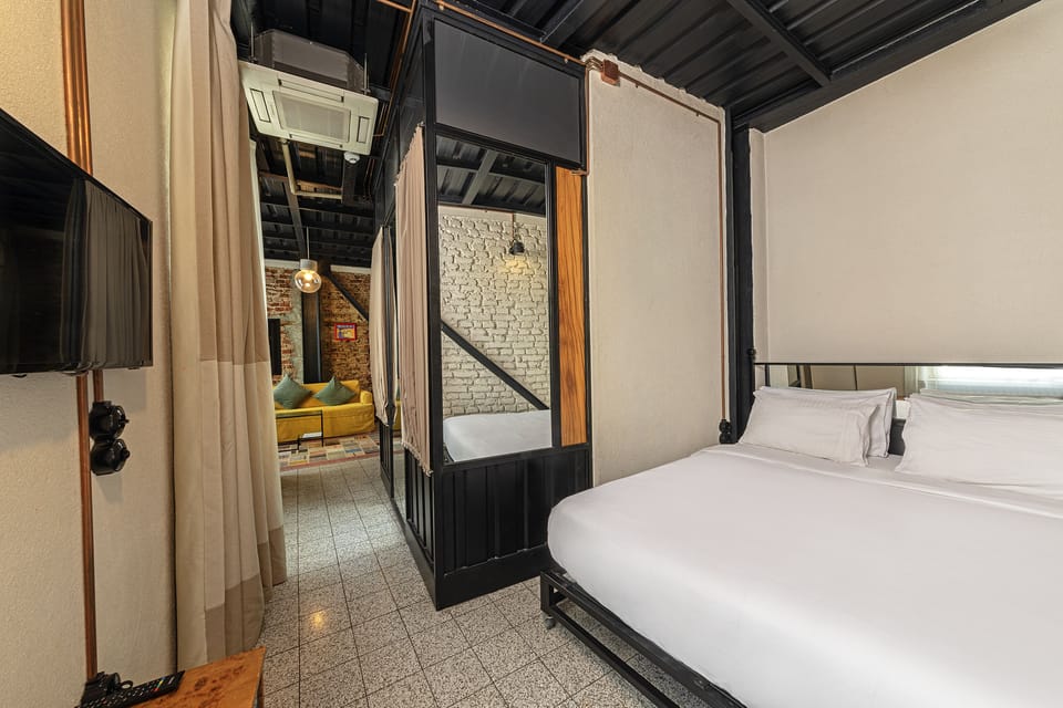 Design Suite | 1 bedroom, premium bedding, minibar, in-room safe