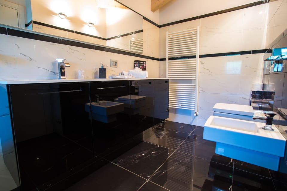 Classic Room | Bathroom | Free toiletries, hair dryer, slippers, bidet
