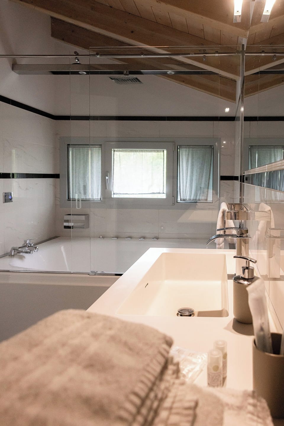 Classic Room | Bathroom | Free toiletries, hair dryer, slippers, bidet