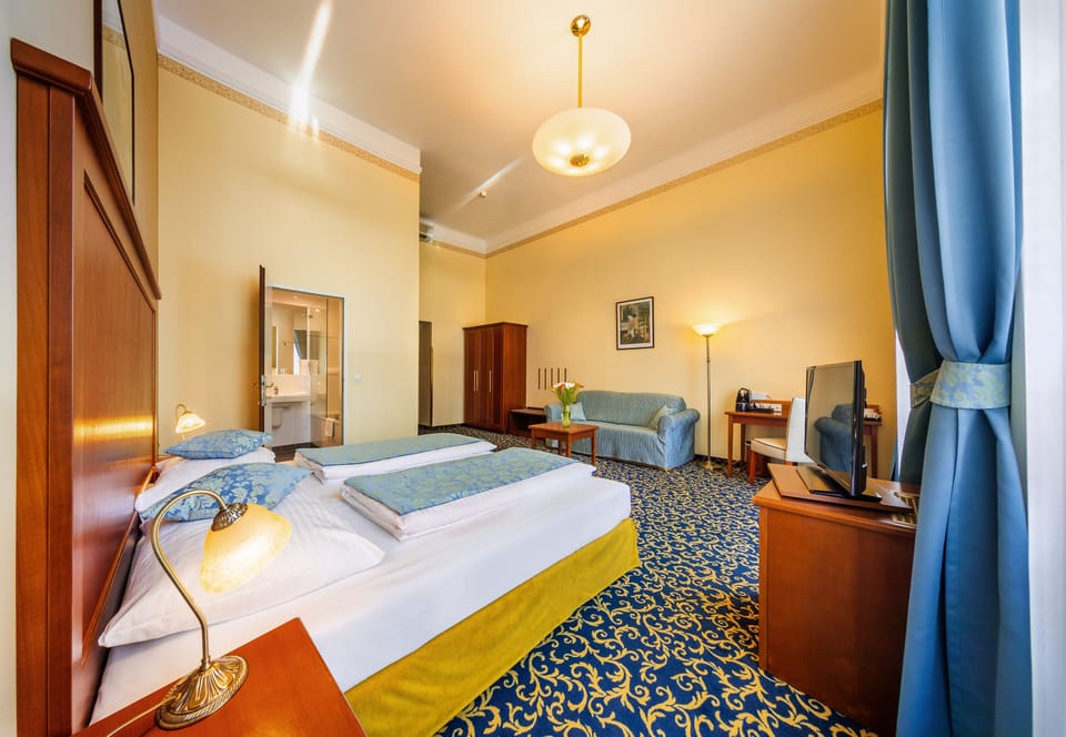 Heritage Deluxe Room | Minibar, in-room safe, desk, soundproofing