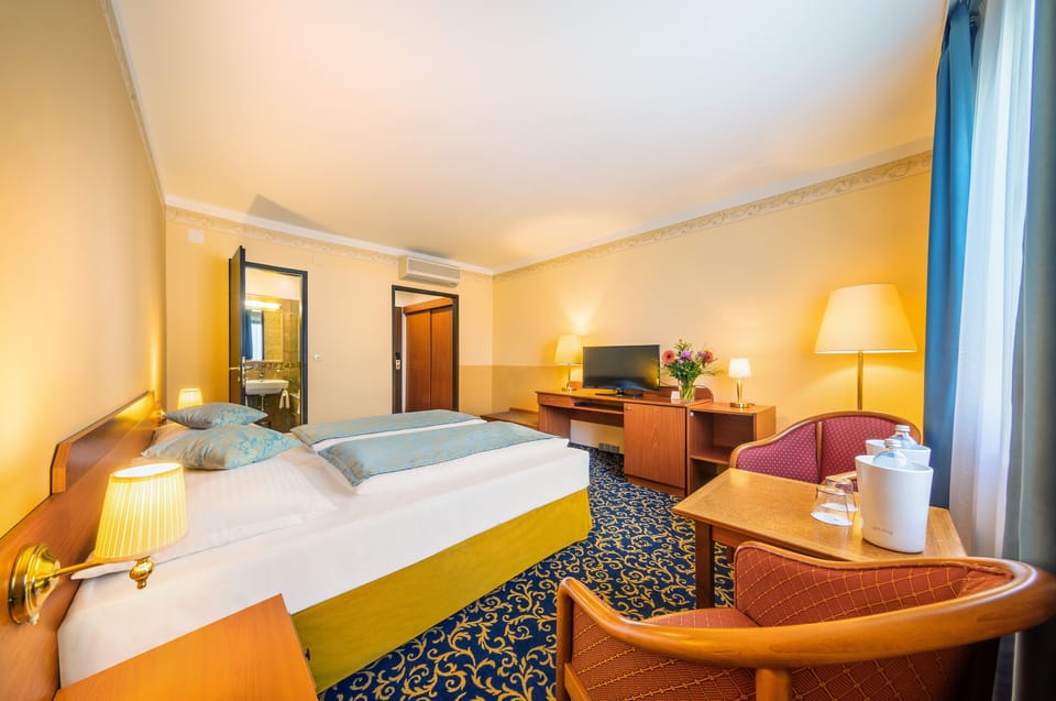 Comfort Double Room | Minibar, in-room safe, desk, soundproofing