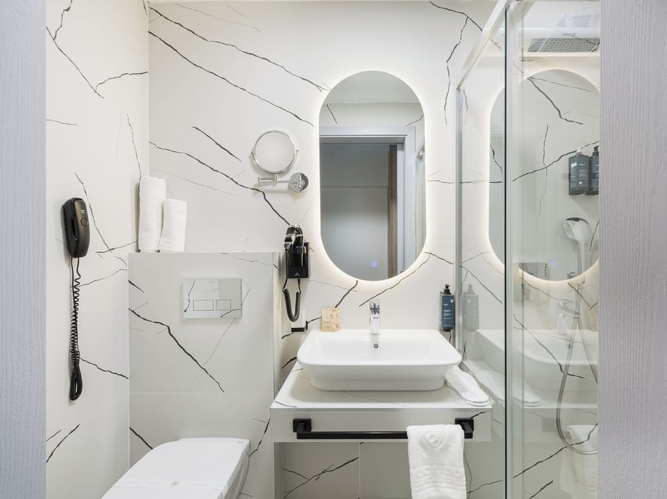 Shower, rainfall showerhead, free toiletries, hair dryer