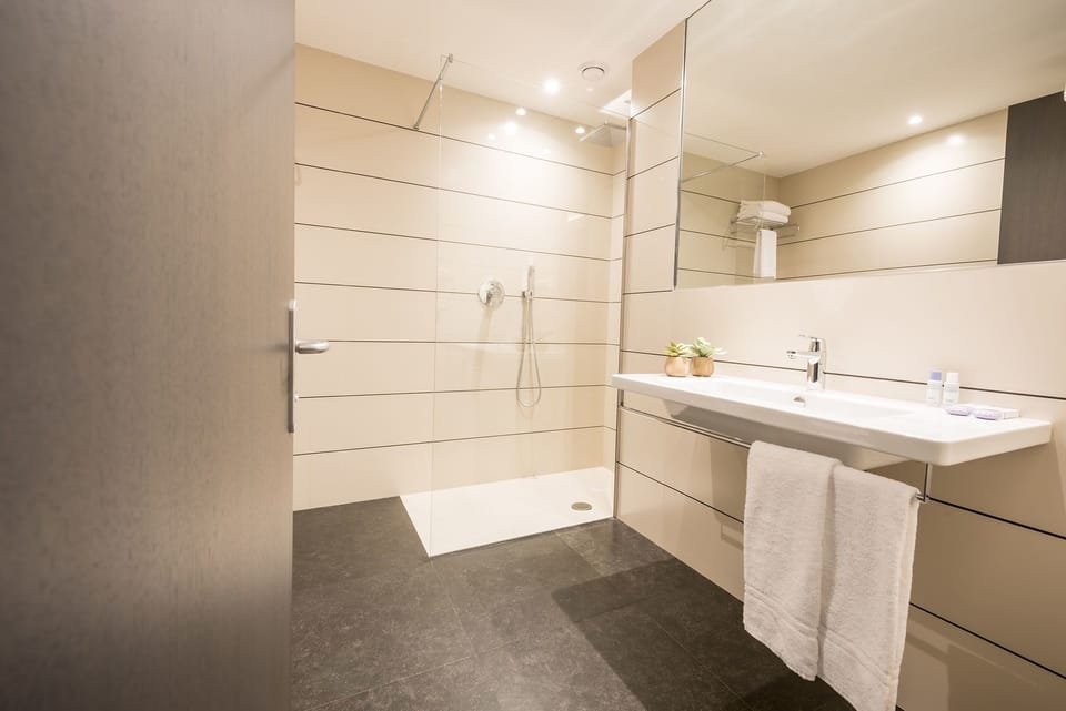 Triple Room | Minibar, in-room safe, desk, soundproofing