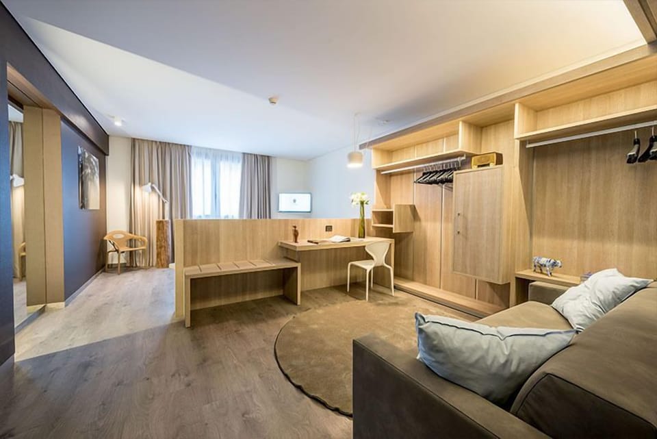 Junior Suite | Minibar, in-room safe, desk, soundproofing
