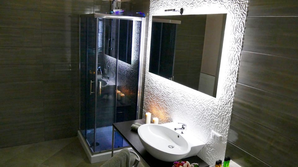 Studio, 1 Bedroom | Bathroom | Shower, free toiletries, hair dryer, bidet