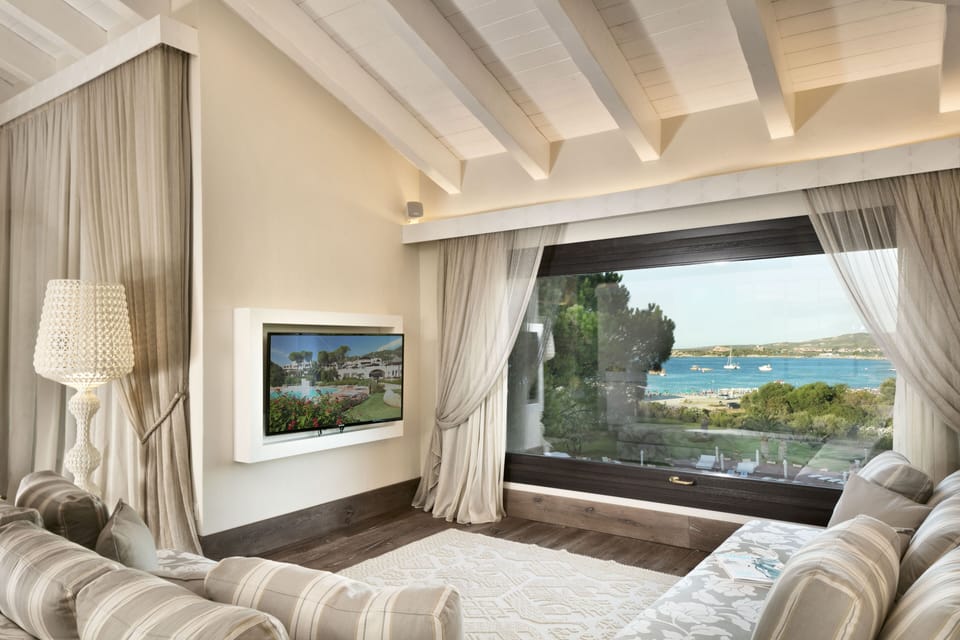Signature Suite, Sea View | Premium bedding, minibar, in-room safe, individually decorated