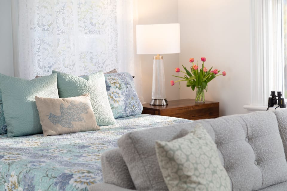 King with Kitchenette and Fireplace | Iron/ironing board, free cribs/infant beds, free WiFi, bed sheets