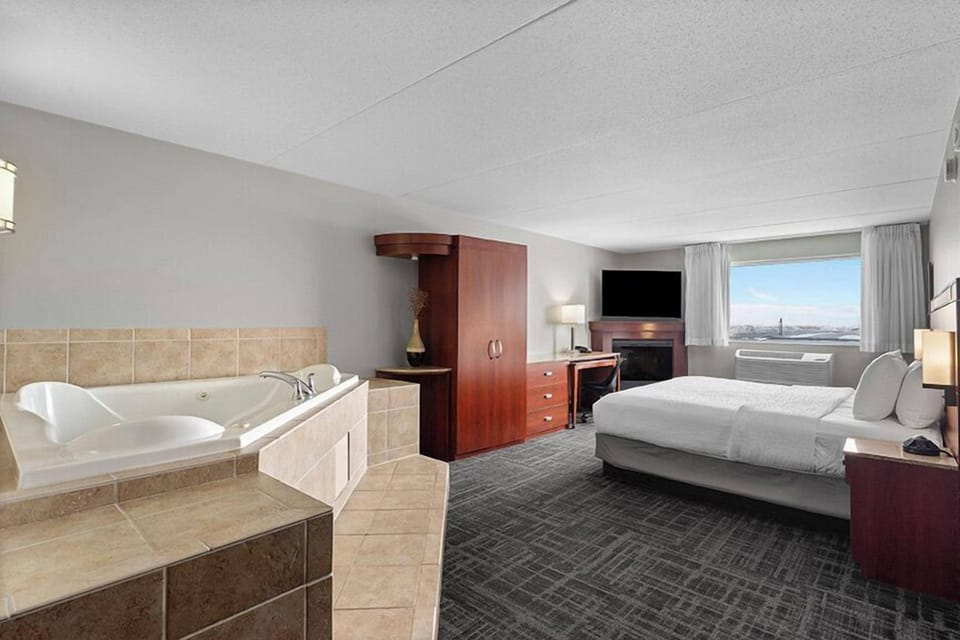 Honeymoon Room, 1 King Bed | Hypo-allergenic bedding, desk, iron/ironing board, free WiFi