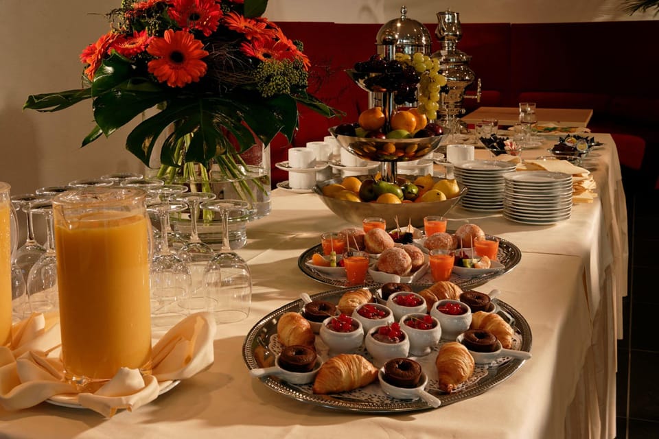 3 restaurants; breakfast, lunch, and dinner served