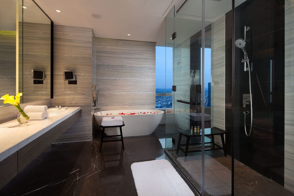 Suite, 1 Bedroom, Club Lounge Access | Bathroom | Separate tub and shower, free toiletries, hair dryer, bathrobes