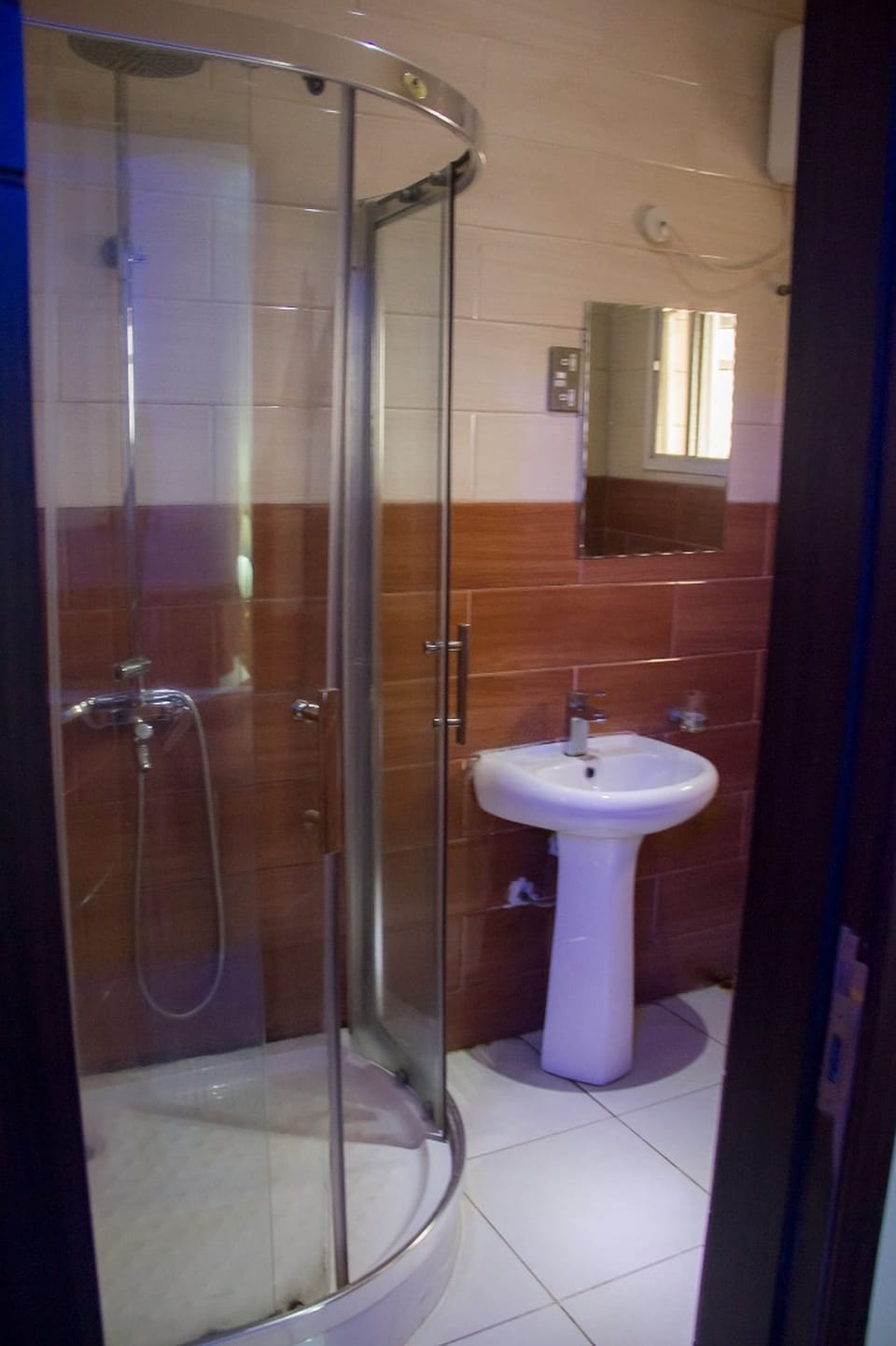 Shower, rainfall showerhead, free toiletries, towels