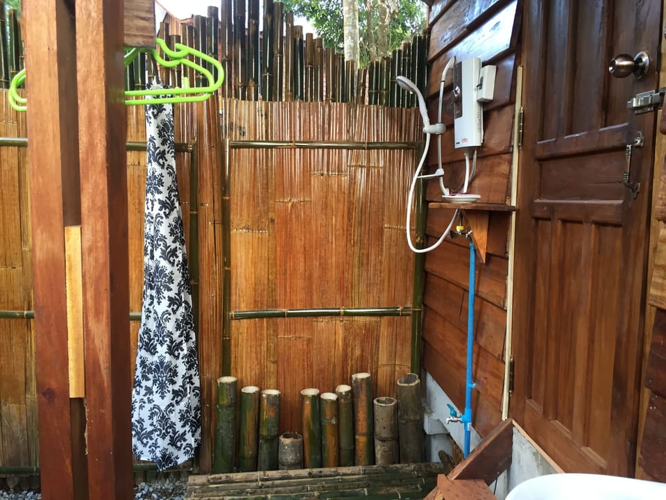 Mountain & Farm View Villa | Bathroom | Shower, free toiletries, hair dryer, towels