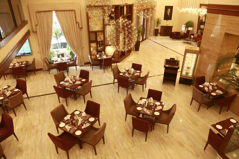 3 restaurants; breakfast, lunch, and dinner served