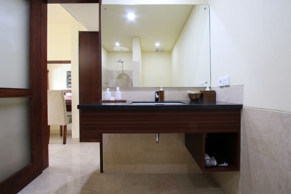 Deluxe Double or Twin Room | Bathroom sink