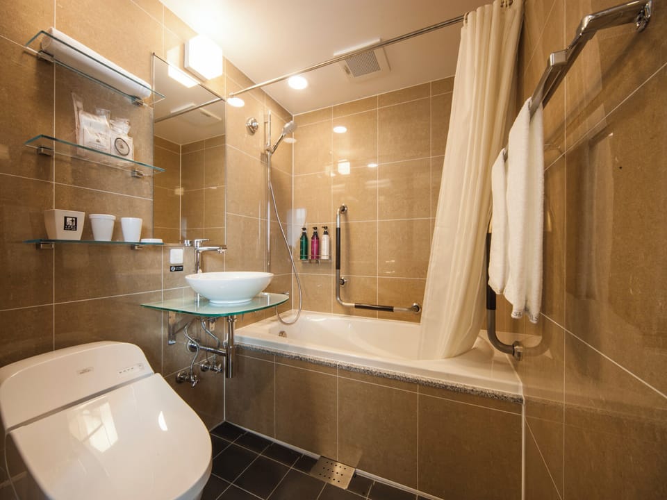 Twin Room, Non Smoking | Bathroom | Combined shower/tub, free toiletries, hair dryer, slippers