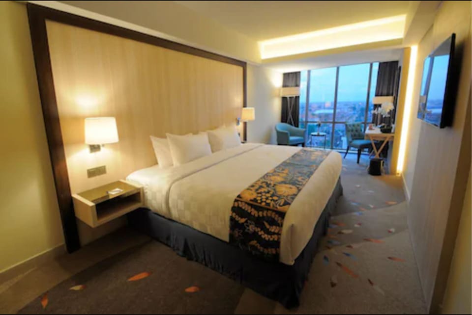 Deluxe King Room | In-room safe, desk, blackout drapes, free WiFi