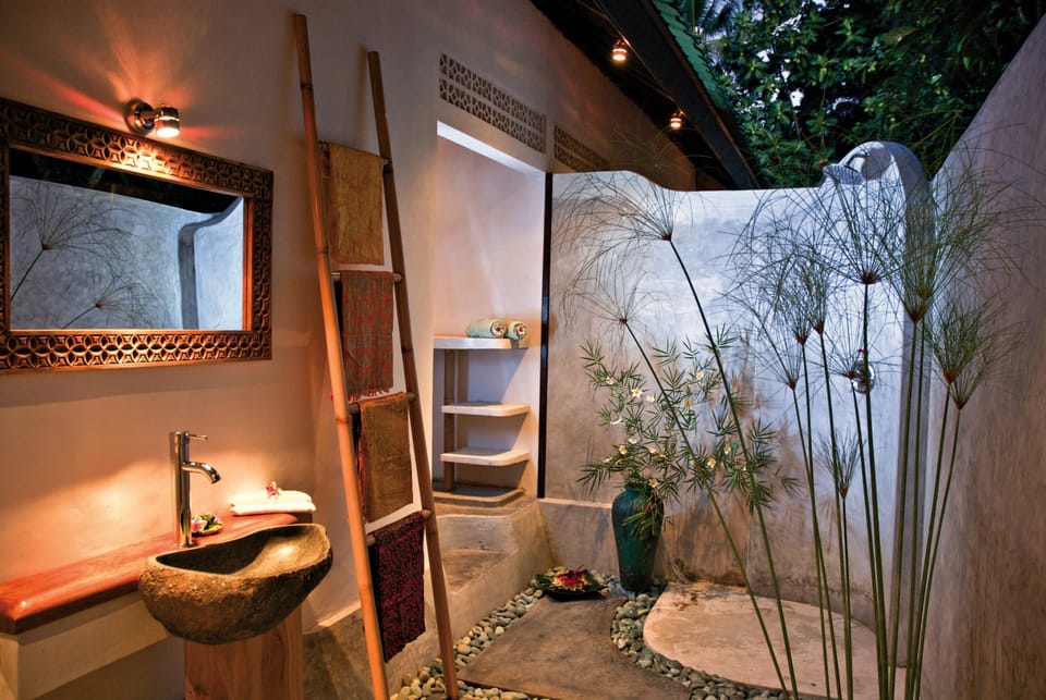Shower, rainfall showerhead, free toiletries, hair dryer