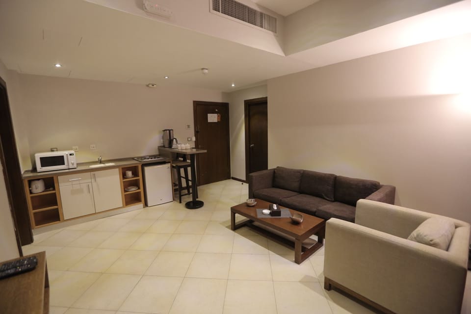 Executive Apartment, 1 Bedroom, Kitchenette, City View | Private kitchenette | Coffee/tea maker, fridge, microwave, stovetop