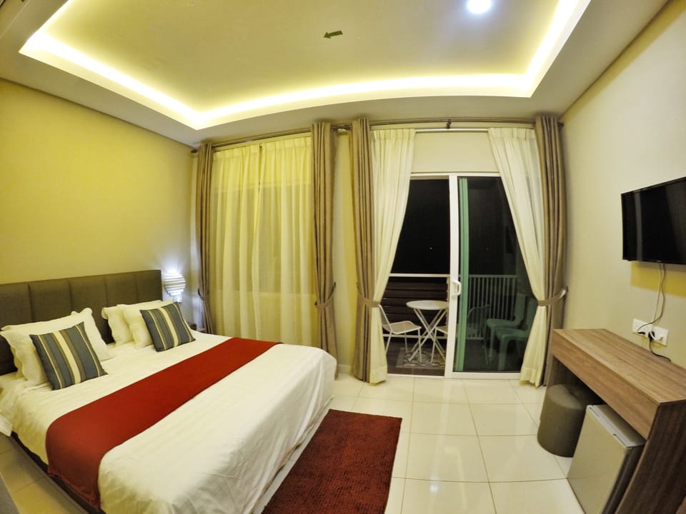 Minibar, desk, free WiFi, bed sheets