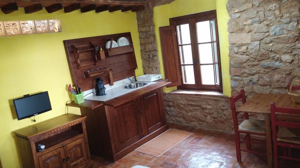 Studio, Kitchenette | Private kitchenette | Coffee/tea maker, stovetop, electric kettle, cookware/dishes/utensils
