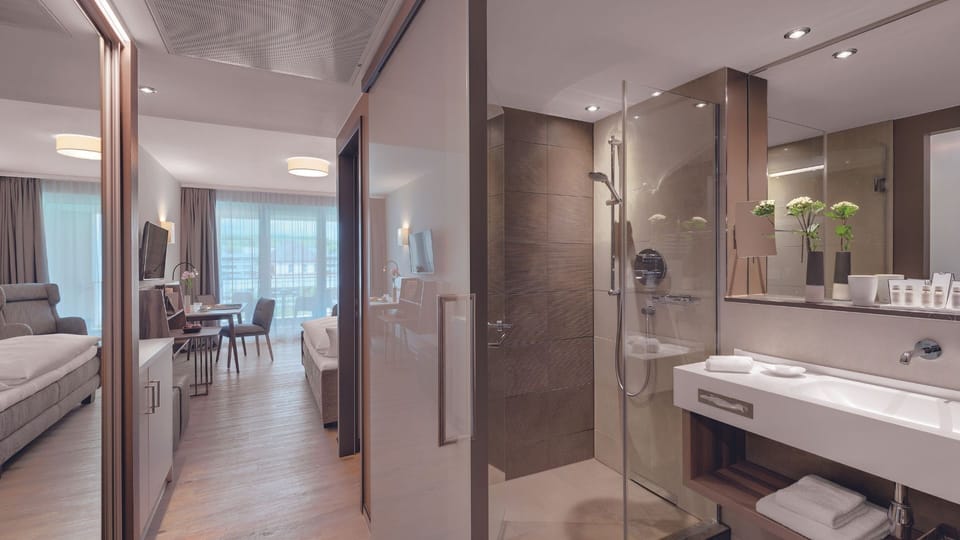 Studio | Hypo-allergenic bedding, in-room safe, desk, laptop workspace